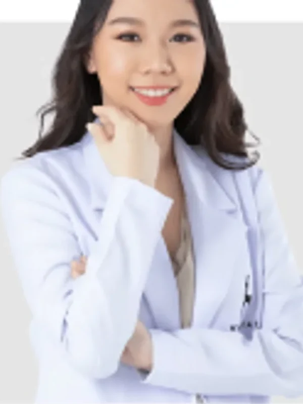Dr. Nawarat Rungsrisasithorn in a Waleerat Clinic white coat